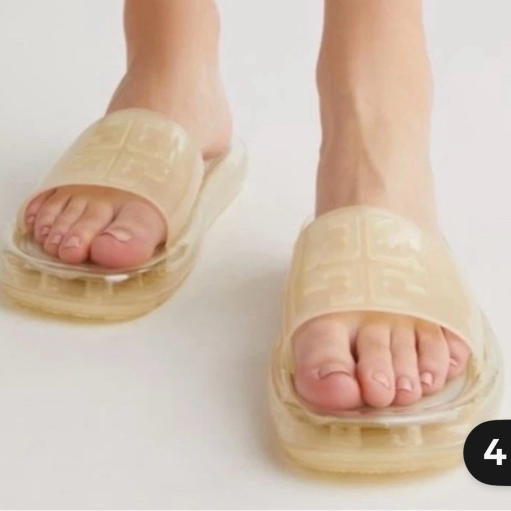 Tory Burch Ivory Bubble Jelly Sandals Slides Beach Ready
Size 6B - Picture 11 of 11